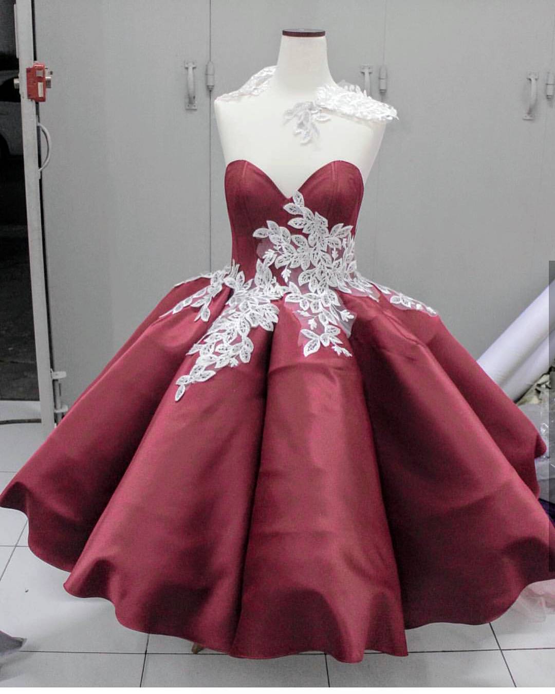 Charming Satin Prom Dresses With Lace Appliques Sweetheart Neck Women Party Dresses